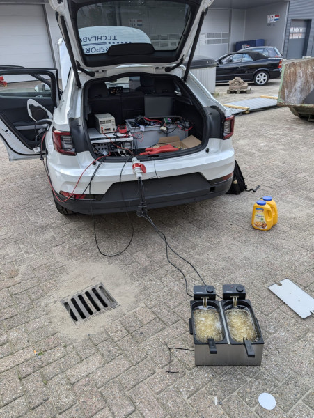 Auto met frituurpan
