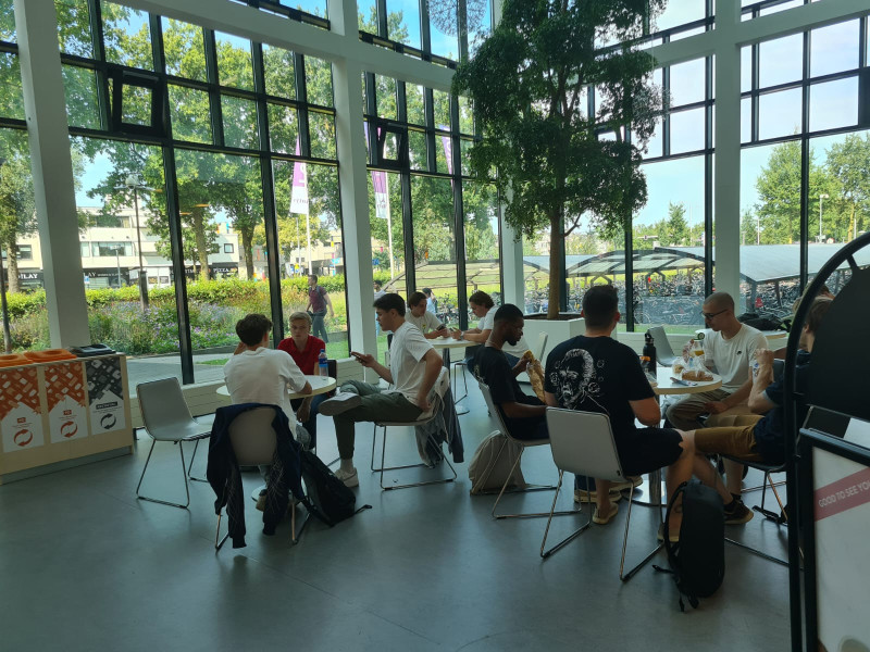Studenten ontmoeten elkaar in de hal van gebouw R4 op campus Rachelsmolen