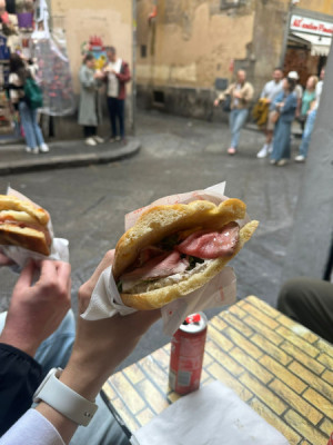 Finn geniet van de Italiaanse keuken