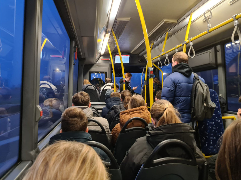 De bus begint aardig vol te lopen