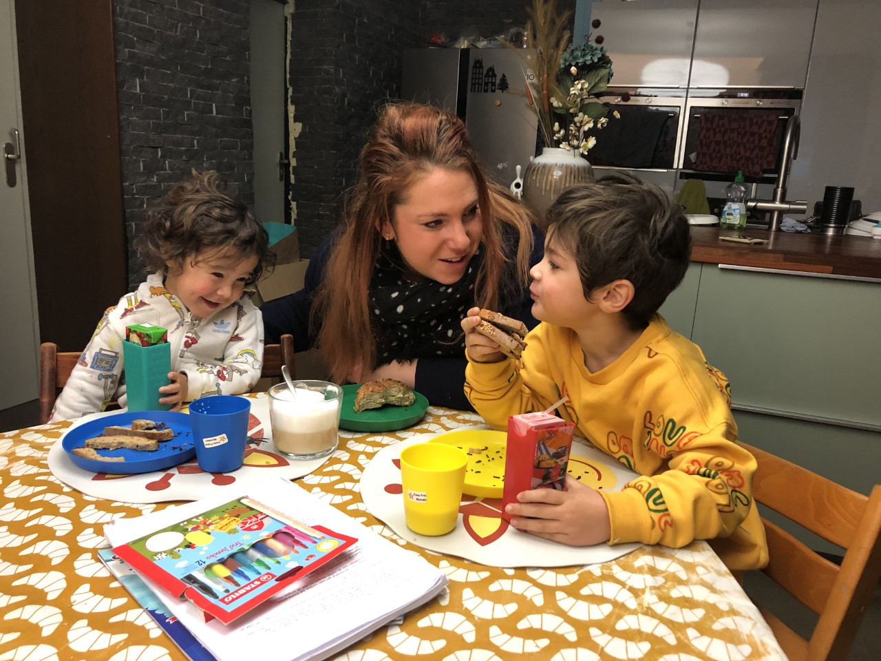 Aukje Schurer-Monaten met haar kinderen Faes (links) en Tore.
