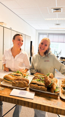 Roos en Mikky verkopen broodjes voor het goede doel