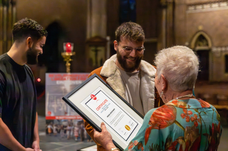 Studenten nemen de oorkonde in ontvangst. Foto Jasper Scheffers