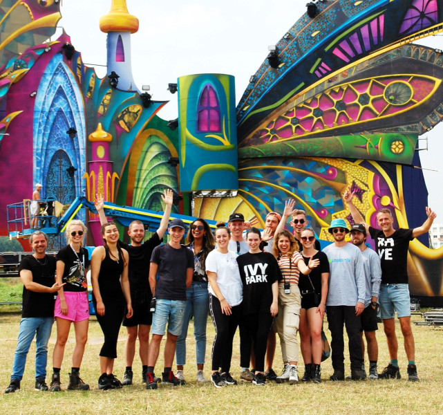 Mark van Bergen (uiterst rechts) met studenten van de minor Dance Industry op festival Dreamfields, Mexico in 2019