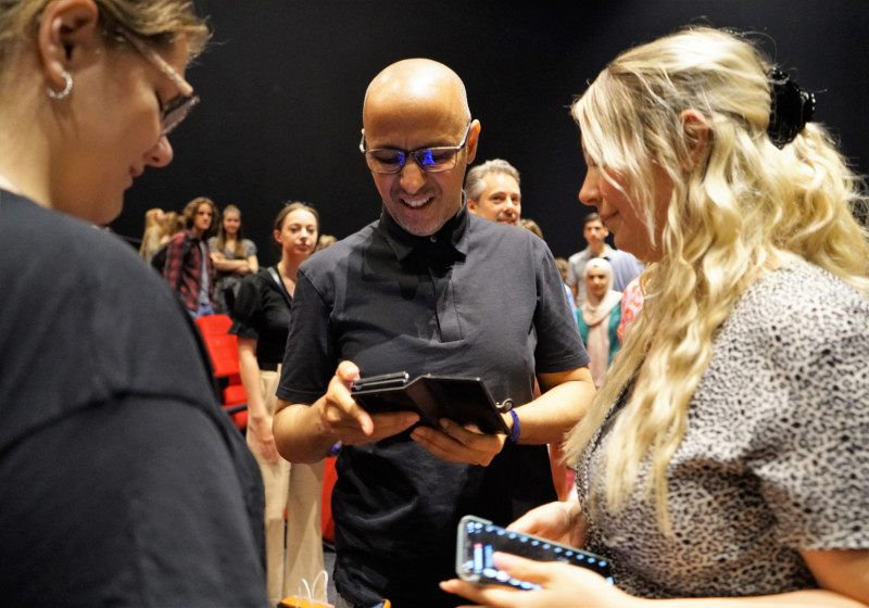 Mohamedou Ould Slahi omringd door studenten