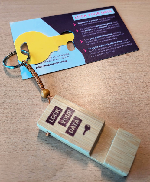 Een van de gimmiks: een sleutelhanger met telefoonhouder