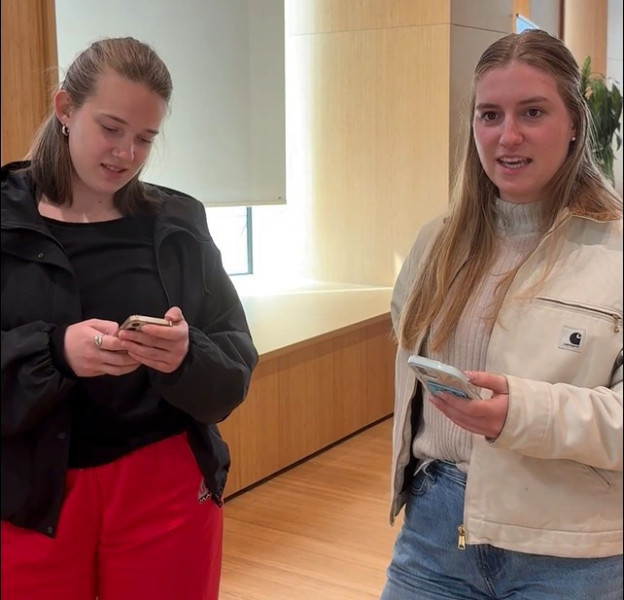 Melanie en Adriana in de weer met hun telefoon