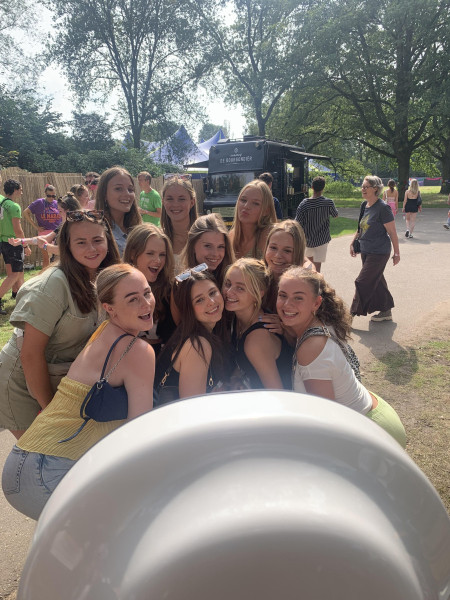 Een kleine duizend studenten lieten zich bij de Purplekraam van Bron op de foto zetten