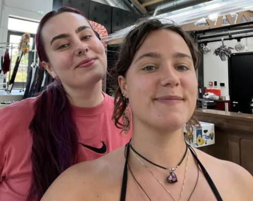 Coco (rechts) en mede-organisator Chantal (links)