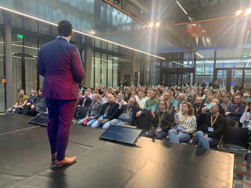 Een zaal vol journalisten bij Mindlabs tijdens de conferentie over AI en ethiek in de journalistiek