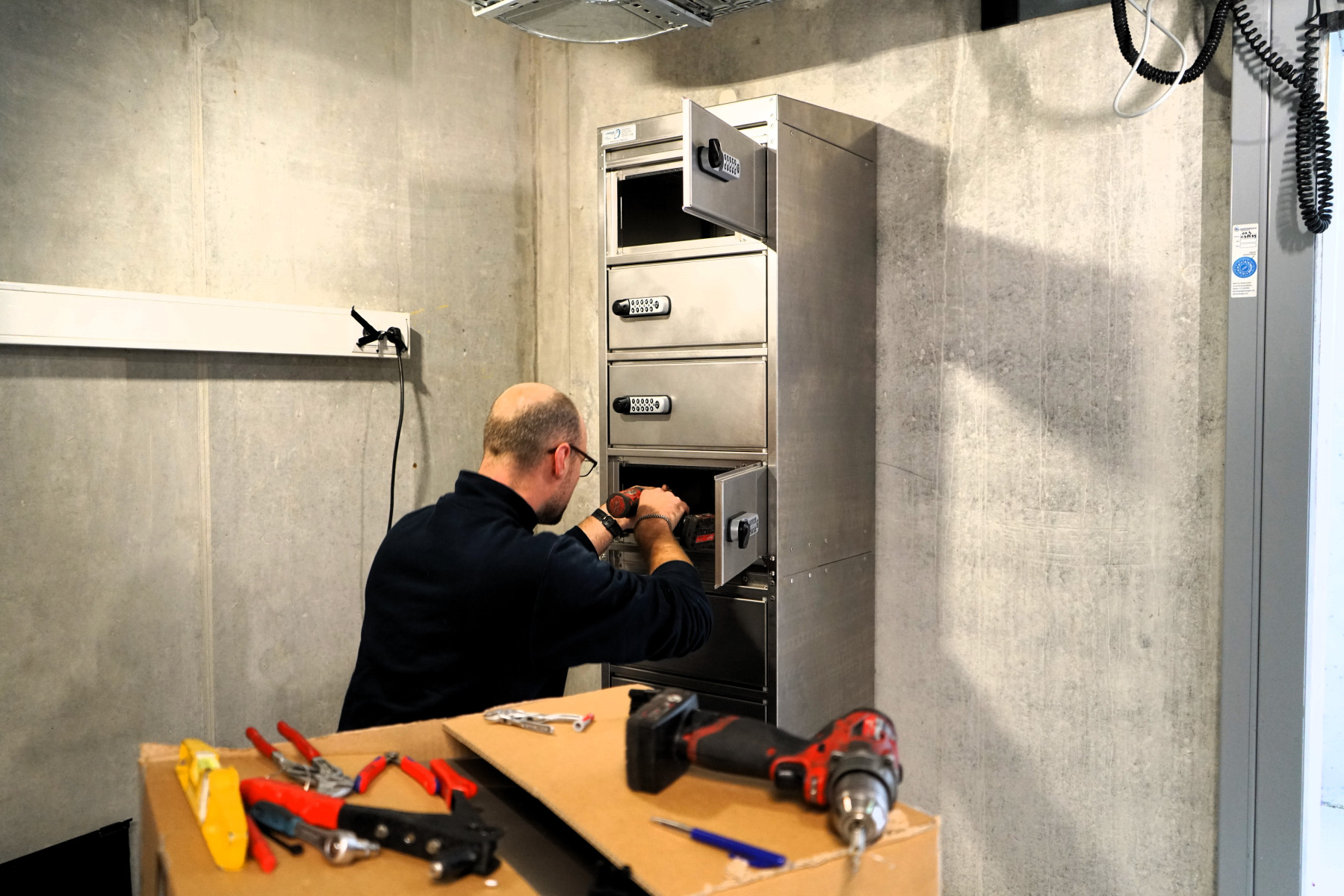 Installatie van de laadlockers in de fietsenkelder bij P8