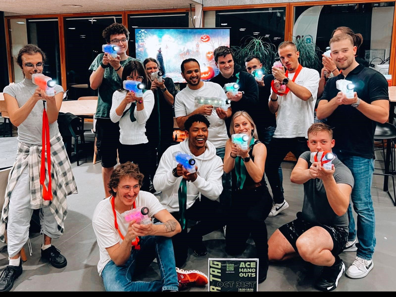 Studenten komen samen voor een potje lasertag georganiseerd door ACE Student Plus