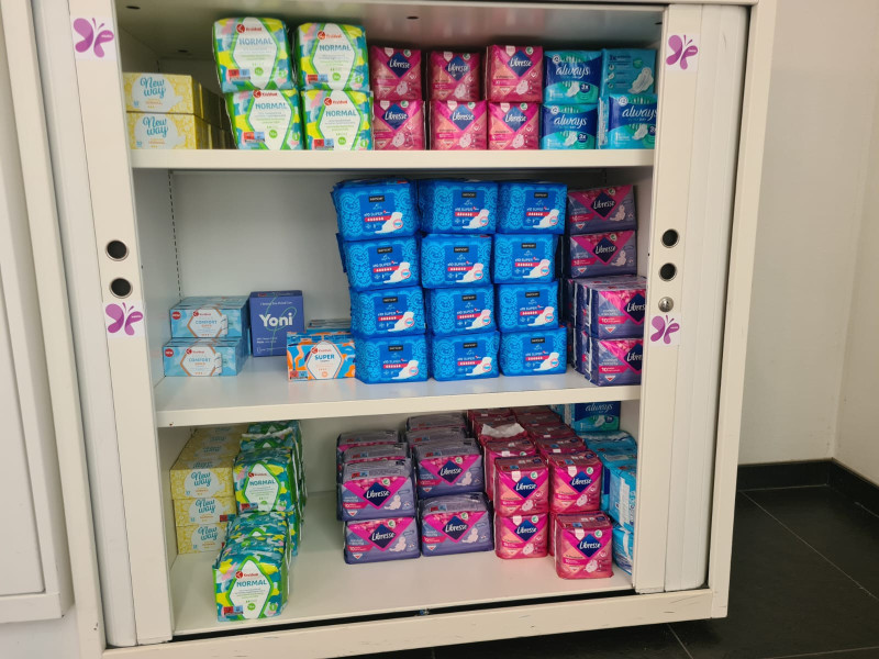 De voorraadkast met menstruatieproducten