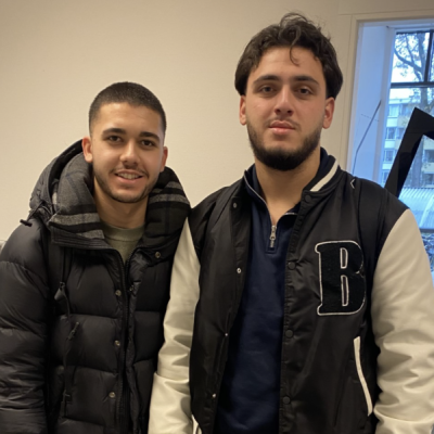 Kadir (rechts) en zijn studiegenoot Hassan (links)