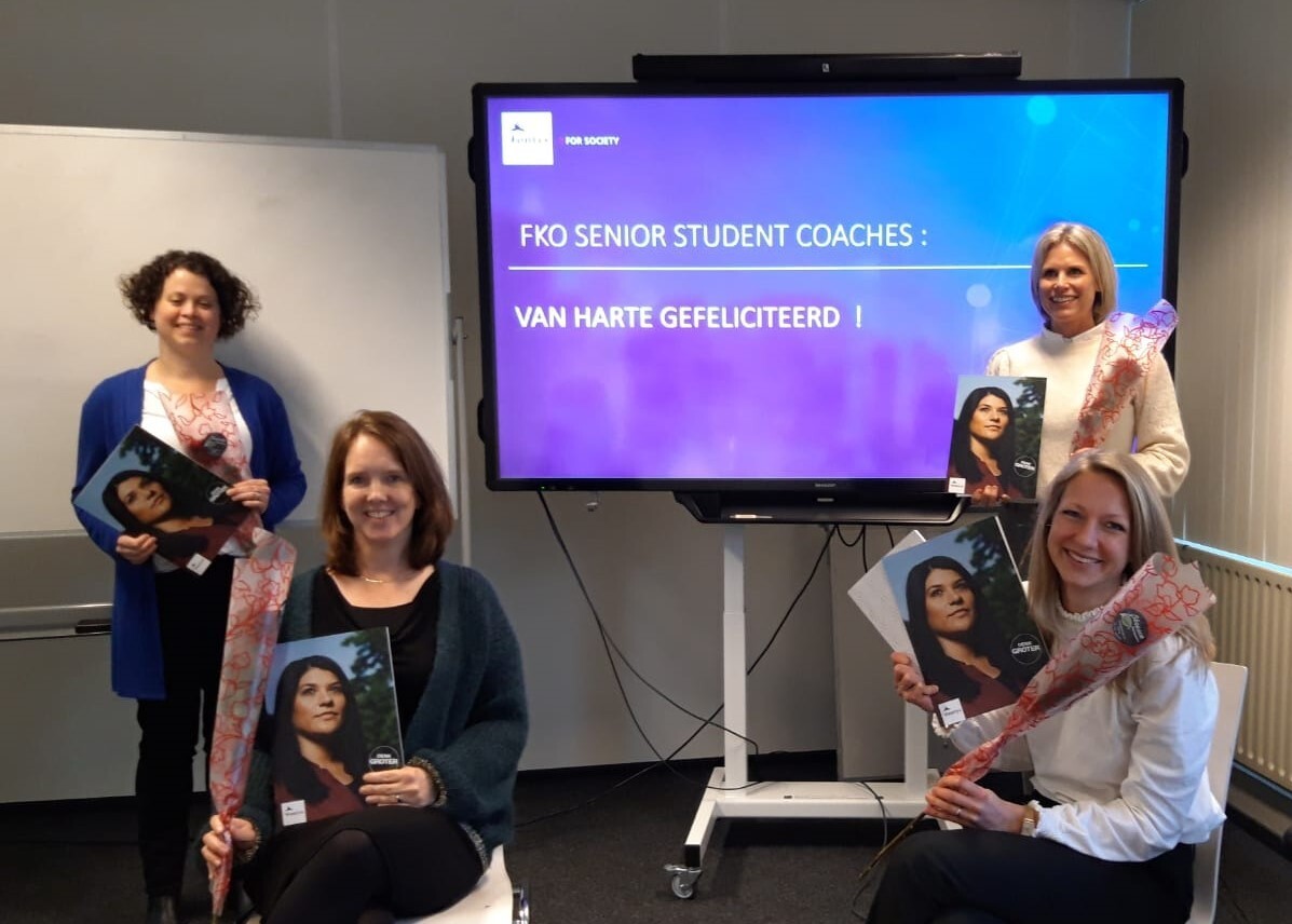 De studentcoaches met hun certificaat. Links vooraan Daniëlle de Laat.