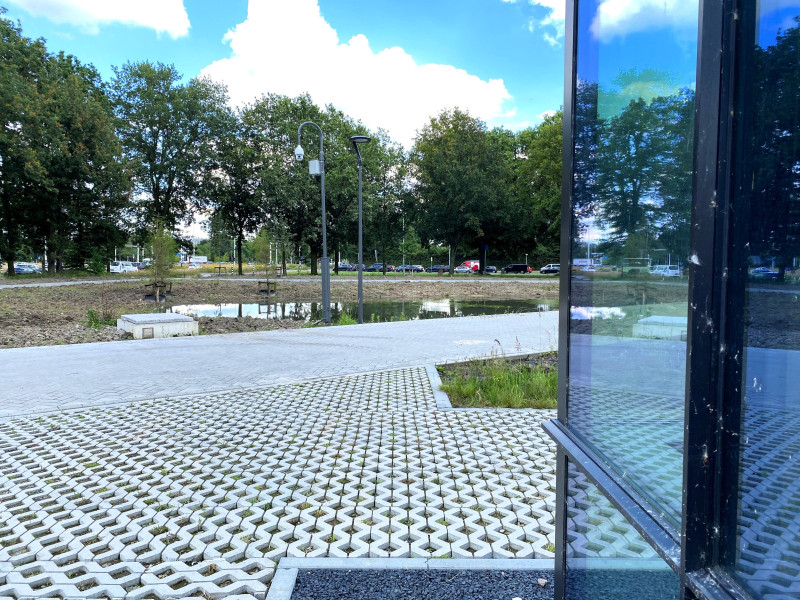 De hoge hekken zijn rondom het hele campusterrein weggehaald
