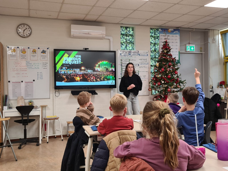 Juf Nynke voor de klas