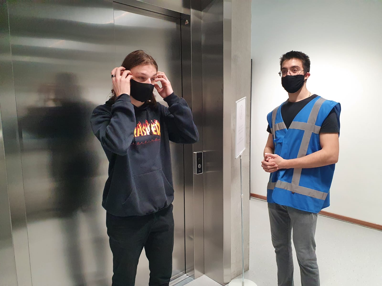 De Cubaanse student Marco Cardillo (r) ging bij Fontys aan de slag als 'coronacoach'.