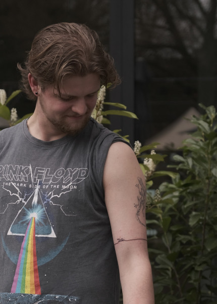 Yannick kijkt met trots naar zijn nieuwe tattoo