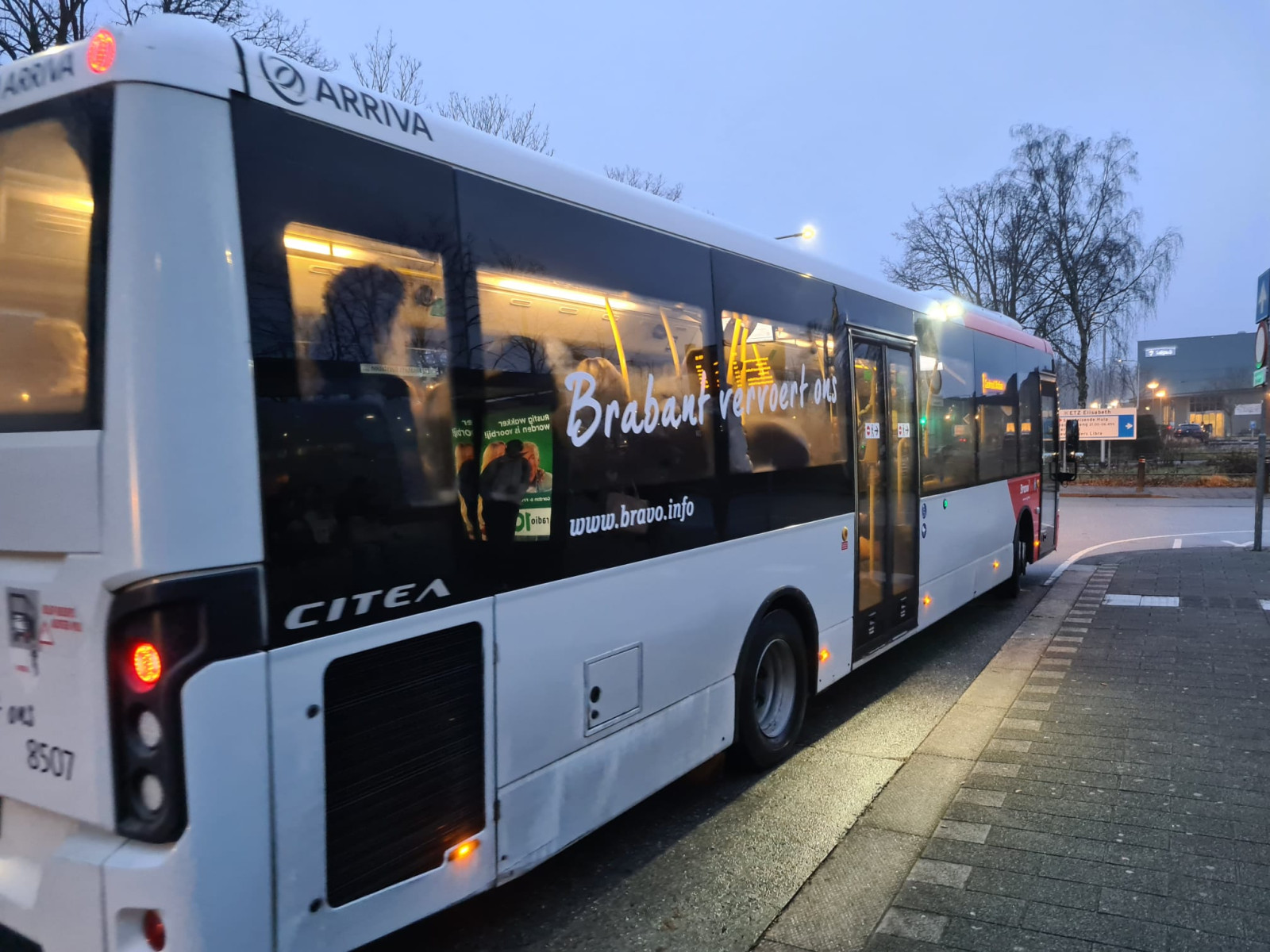 Propvol en lang wachten: extra bus naar campus Tilburg
