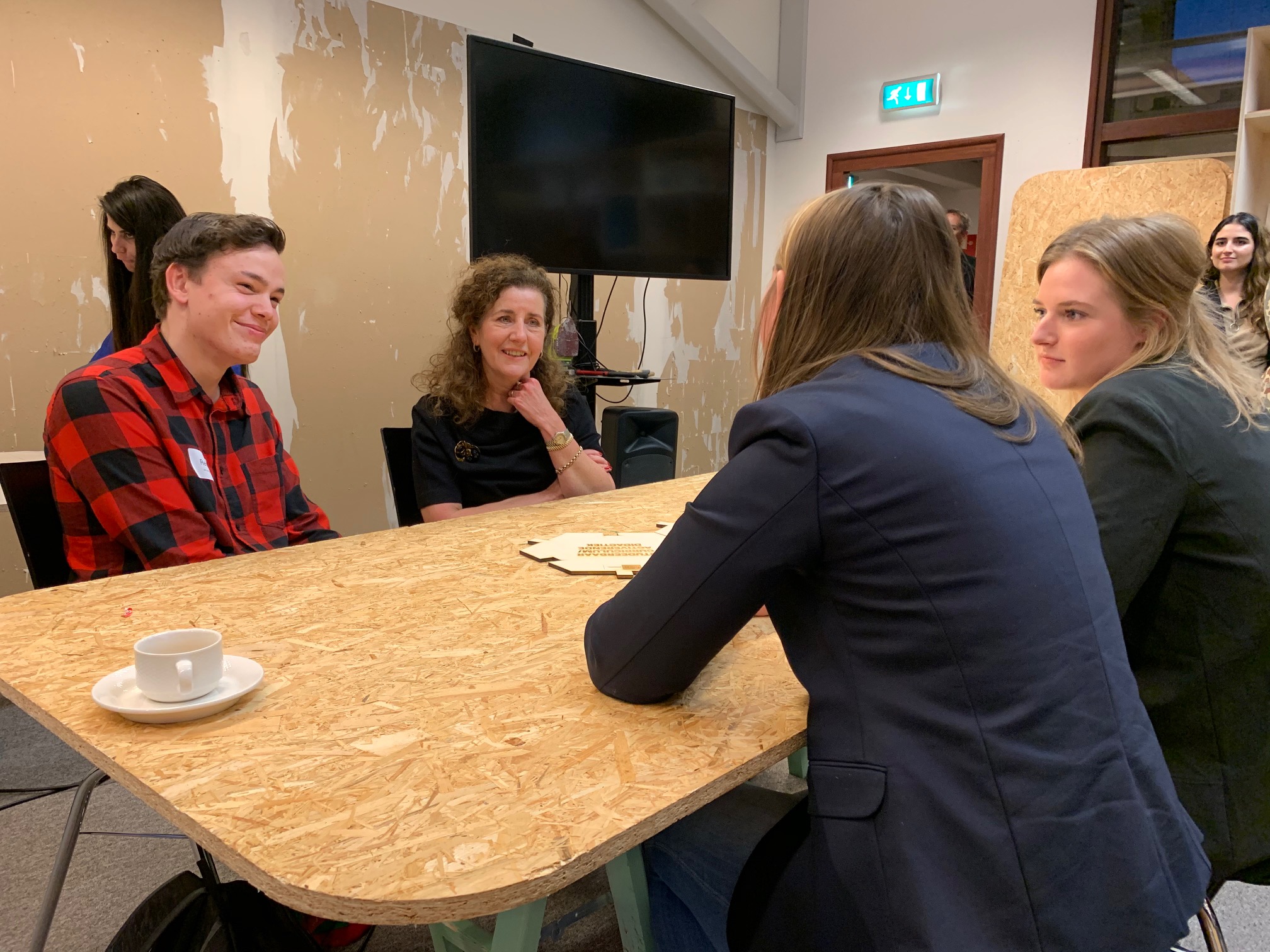 Engelshoven in gesprek met journalistiek-studenten van Fontys. 