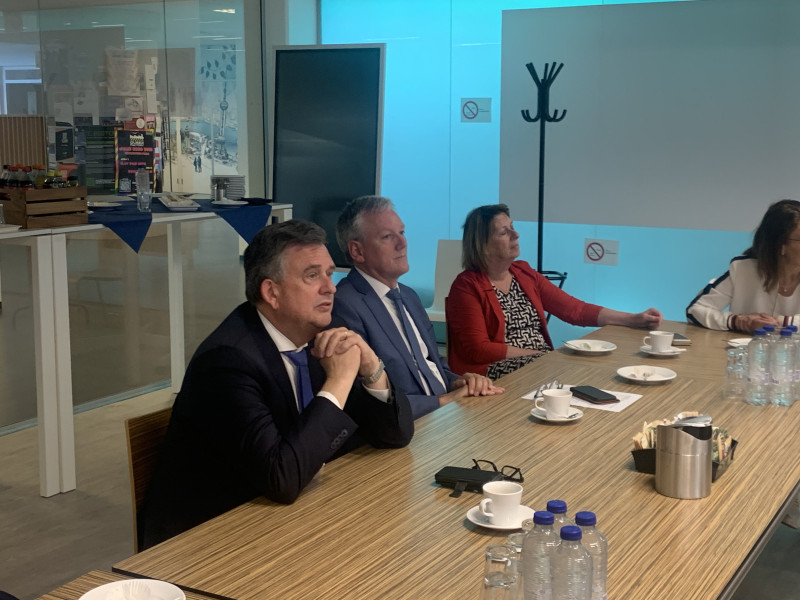 Gouverneur Roemer en burgemeester Scholten luisteren aandacht naar de presentatie over en bij Fontys.