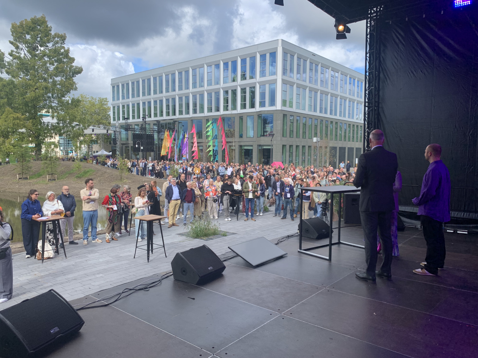 Houterman spreekt de bezoekers toe bij het eerste Fontys for Society Event