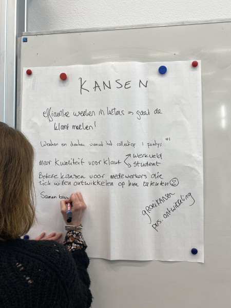 Medewerkers noteren tips, zorgen en kansen tijdens een HARP-bijeenkomst vorige maand. 