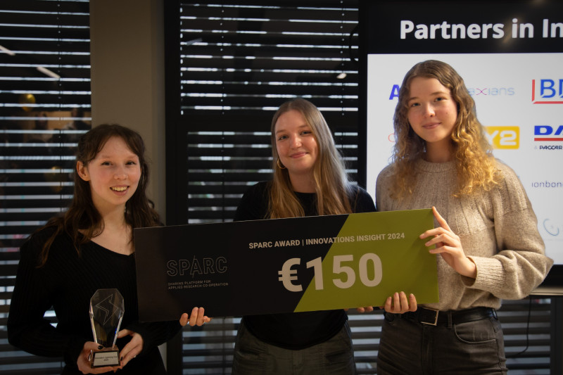 Eline (links) met haar twee studiegenoten en projectpartners. Archieffoto Bron