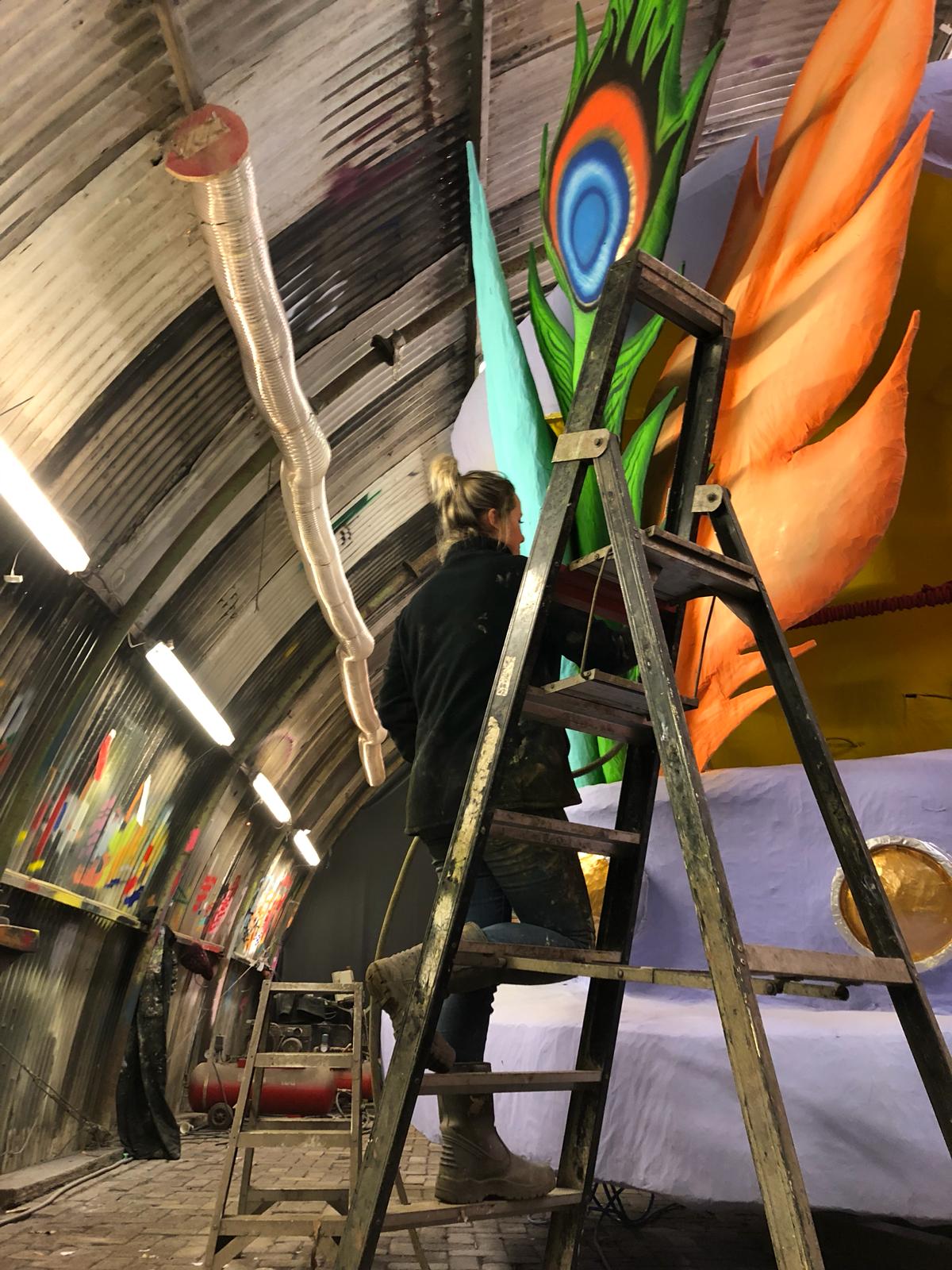 Floortje van Hees bewerkt een afbeelding op de wagen.