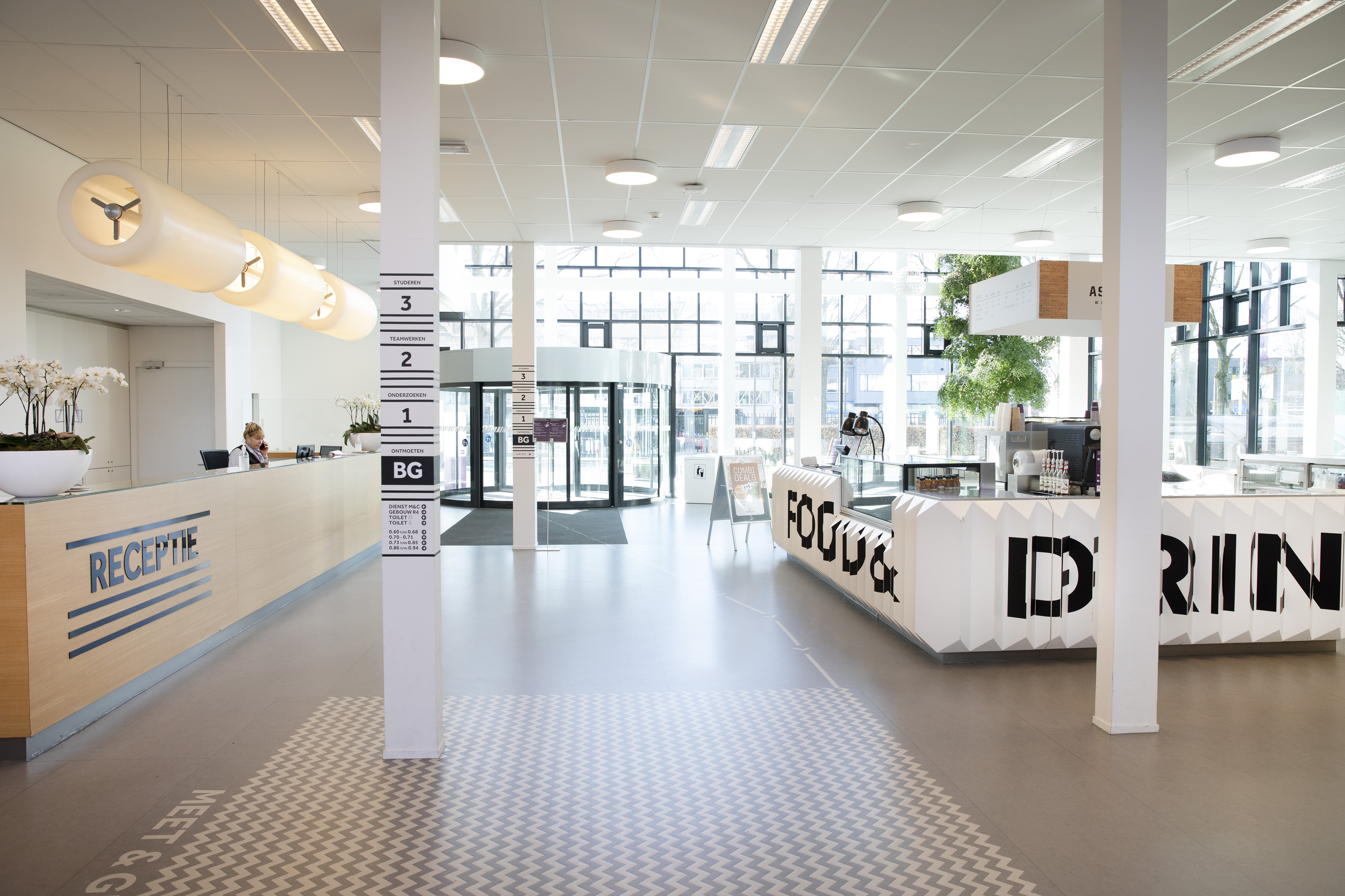 De verlaten koffiebar van Sodexo (rechts) in het Eindhovense gebouw R3. Foto Ton Toemen