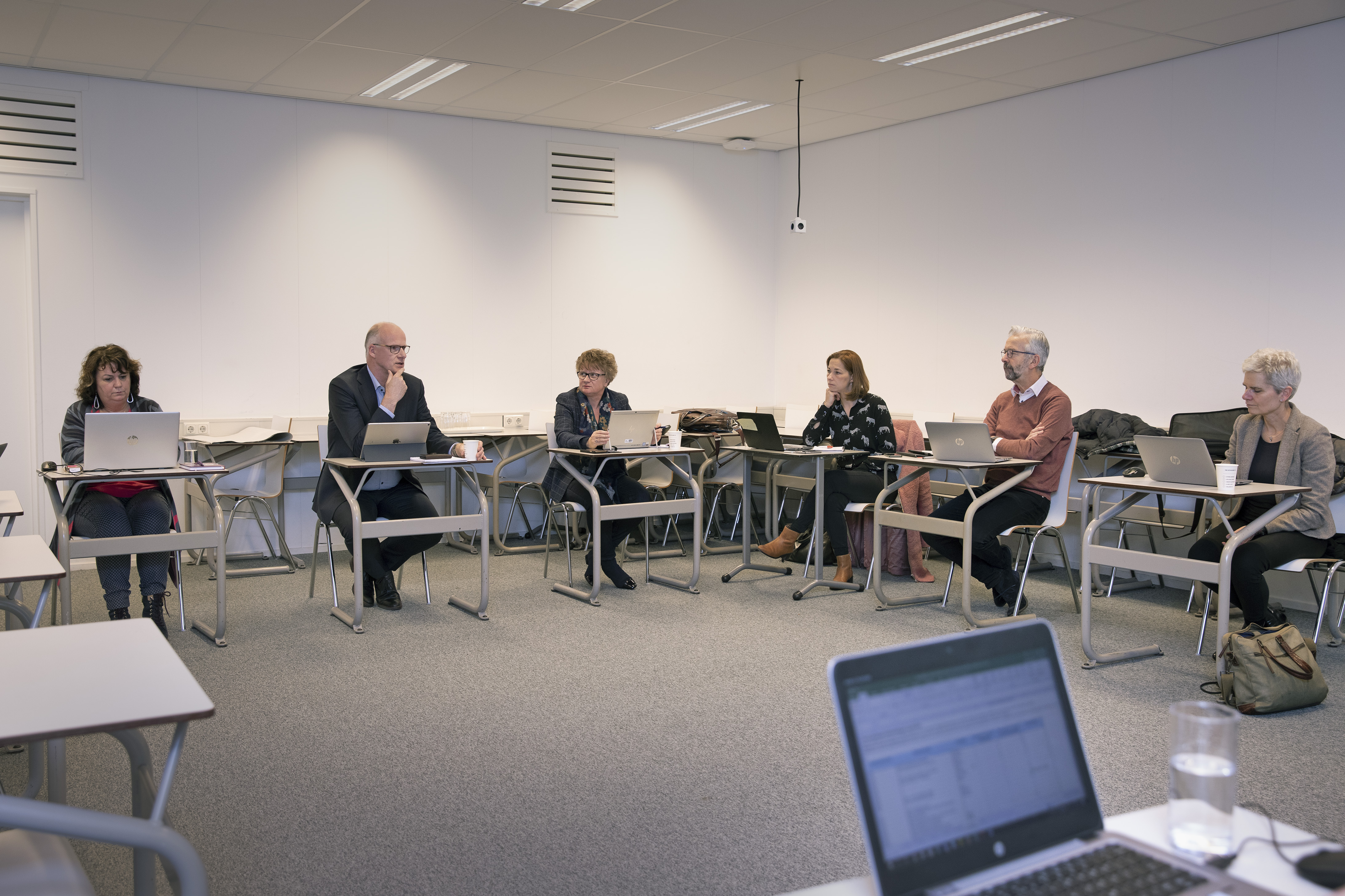 Een deel van het Centraal Crisisteam toen het vorig jaar nog fysiek vergaderde. Rechts José Theulen.