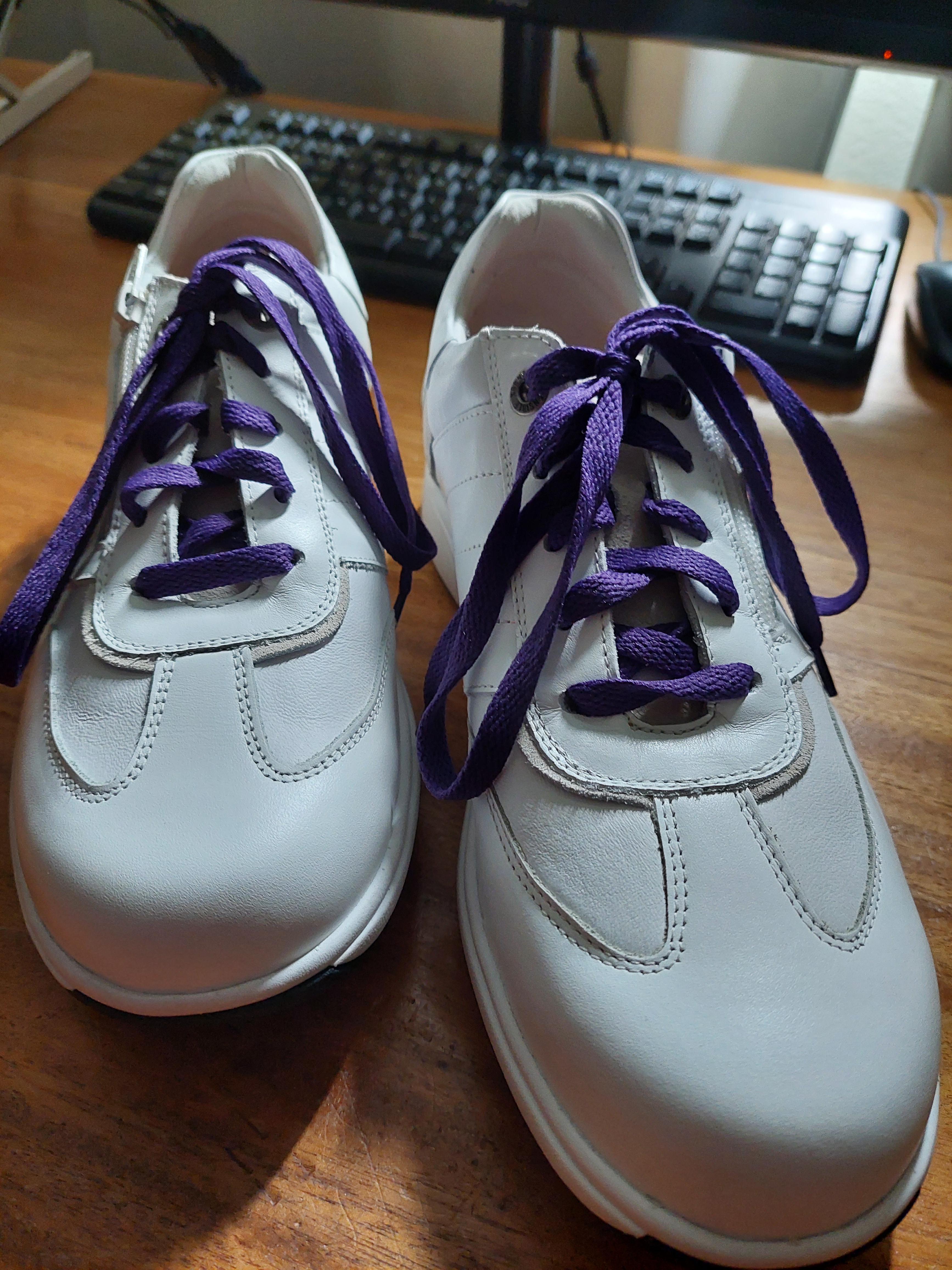 Fontys-sneakers voor de dansmarathon.