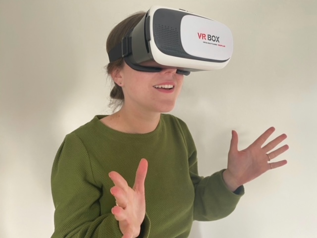 Hanneke Theelen met VR-bril.