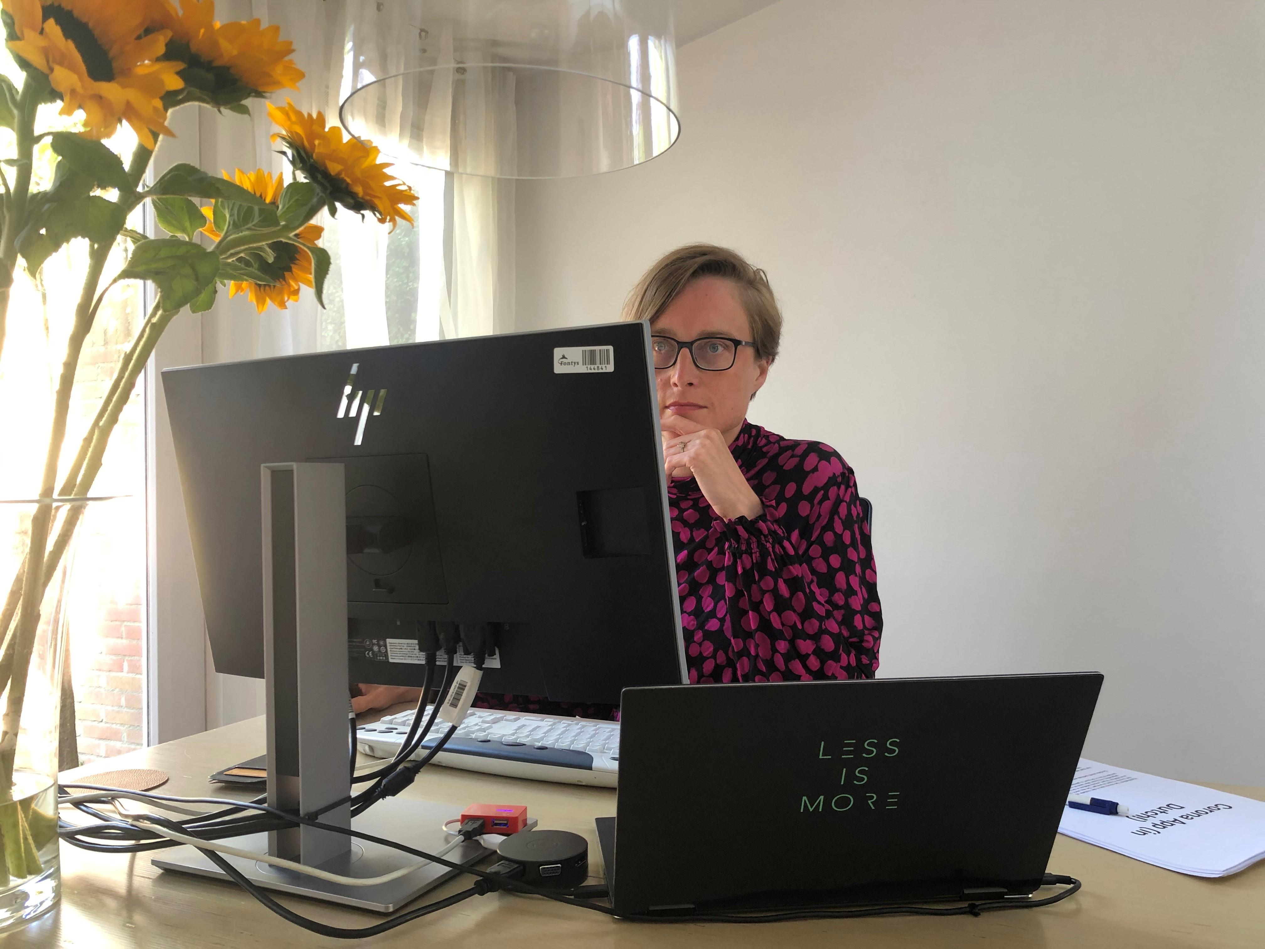 Docent Jo-An Kamp thuis aan het werk.