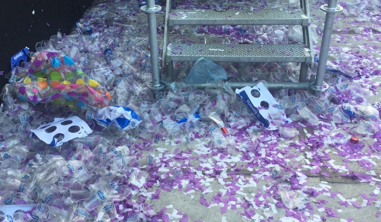 Achtergelaten wegwerpbekers bij Purple Festival.