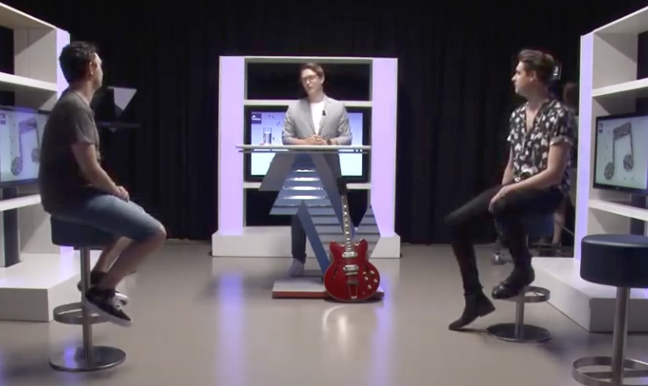 De video werd gelanceerd vanuit de FHJ-studio, met presentator Julian Klop (midden).