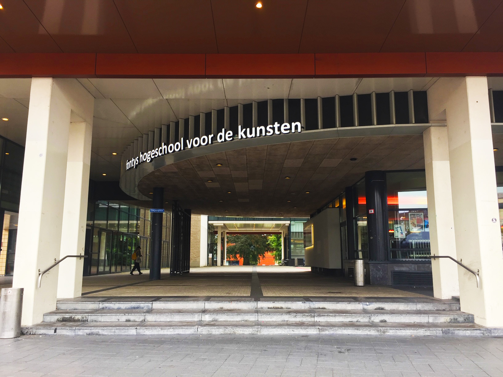 Alle Fontys-gebouwen, inclusief dus dat van de Kunsten in Tilburg, op vier na zijn vanaf nu letterlijk gesloten voor iedereen.