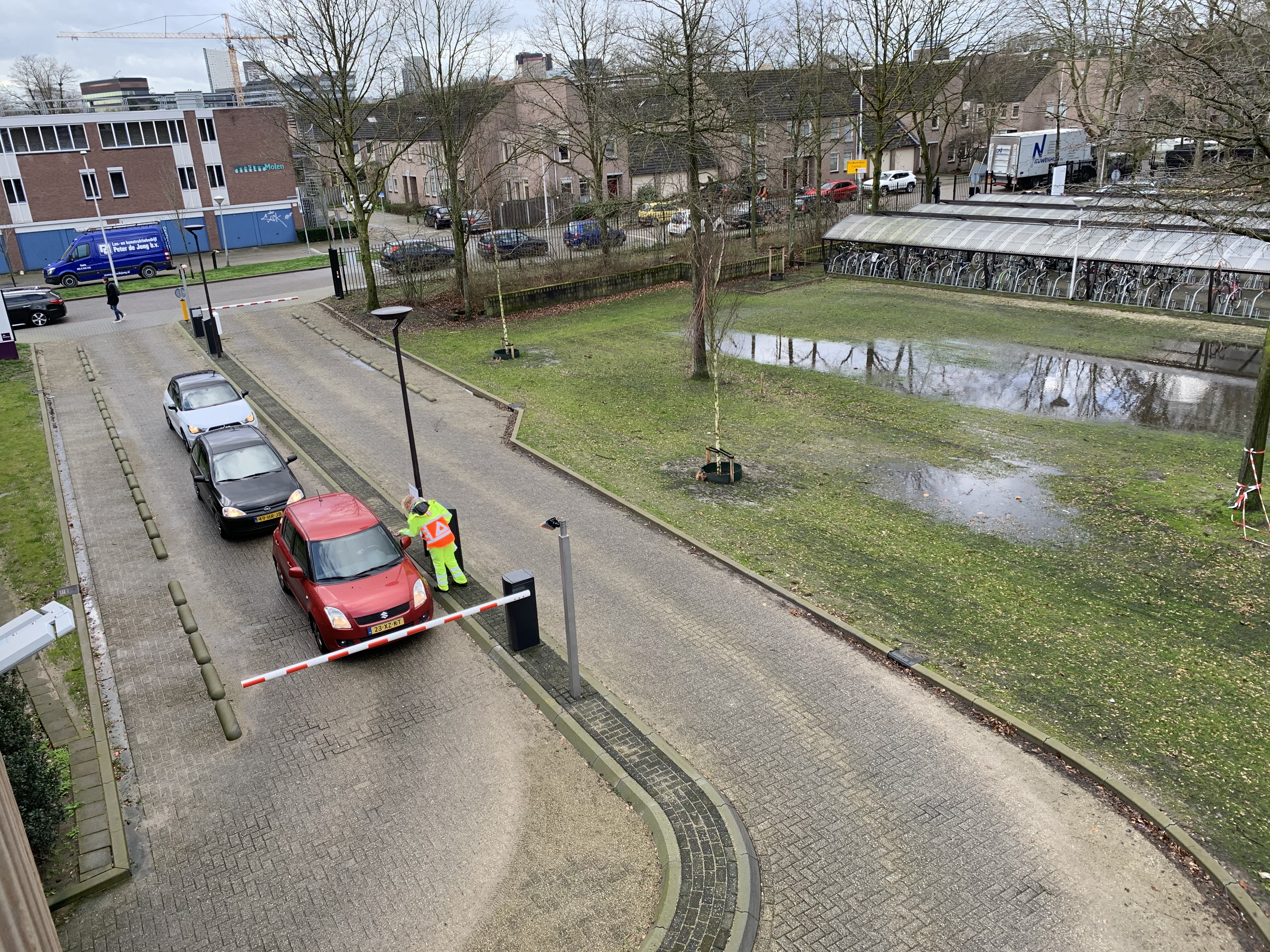 De slagboom bij de parkeergarage op de campus Rachelsmolen