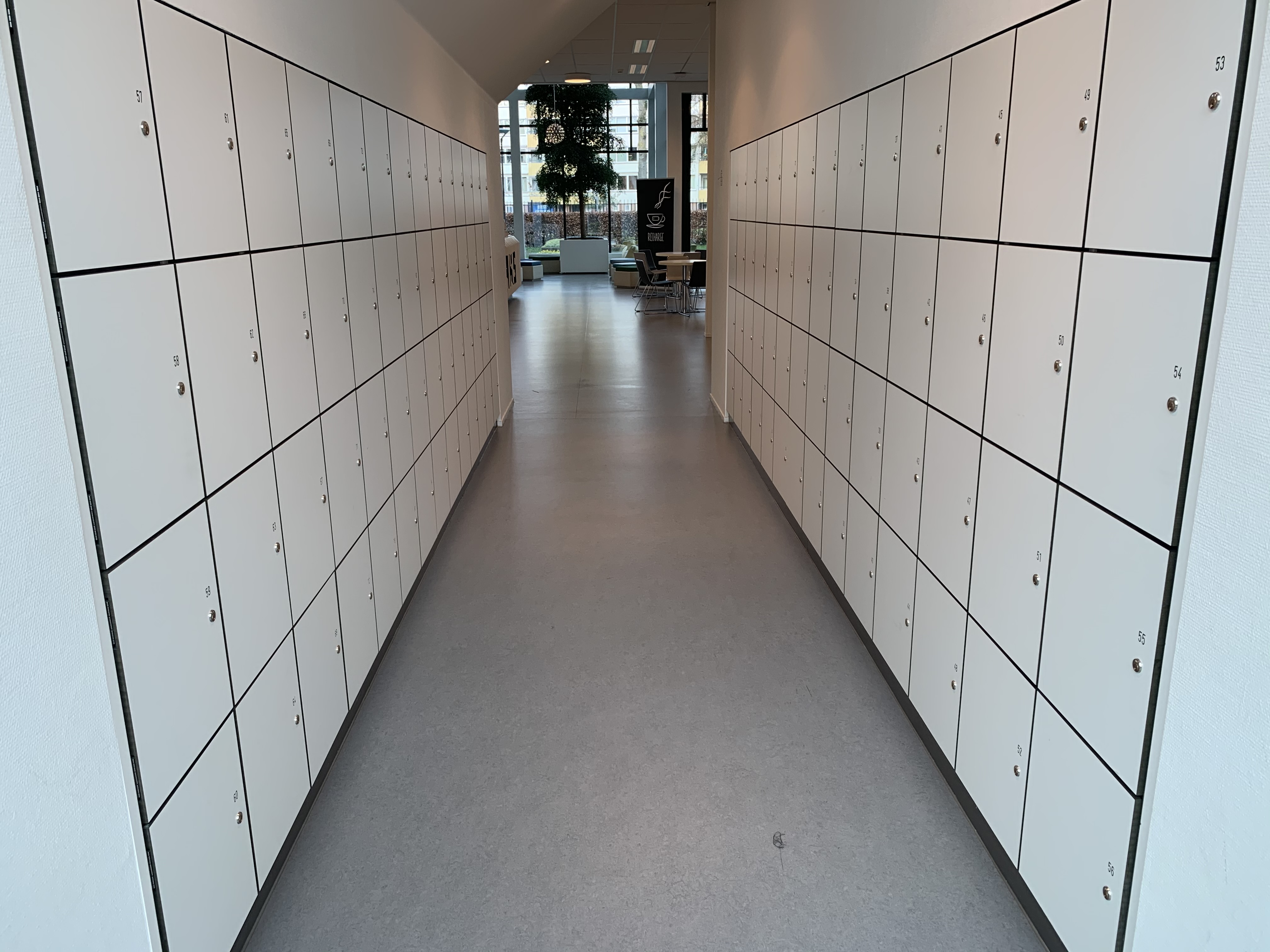 Er waren vandaag nauwelijks studenten die naar Fontys kwamen om hun kluisje leeg te halen. 
