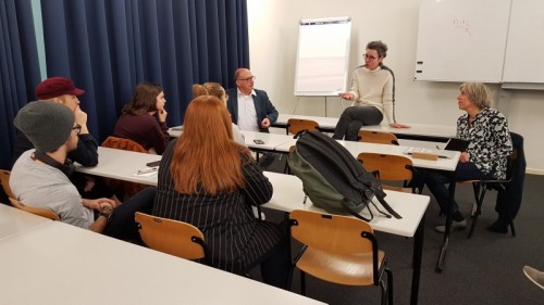 Piet Kaashoek (midden) bij de uitleg aan studenten journalistiek over een project met zwerfjongeren.