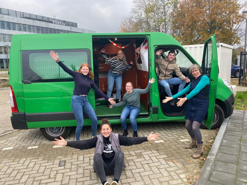 Studenten Pedagogiek en lector Maike Kooijmans (rechts) zijn klaar voor de 'kinderrechtentour'. 