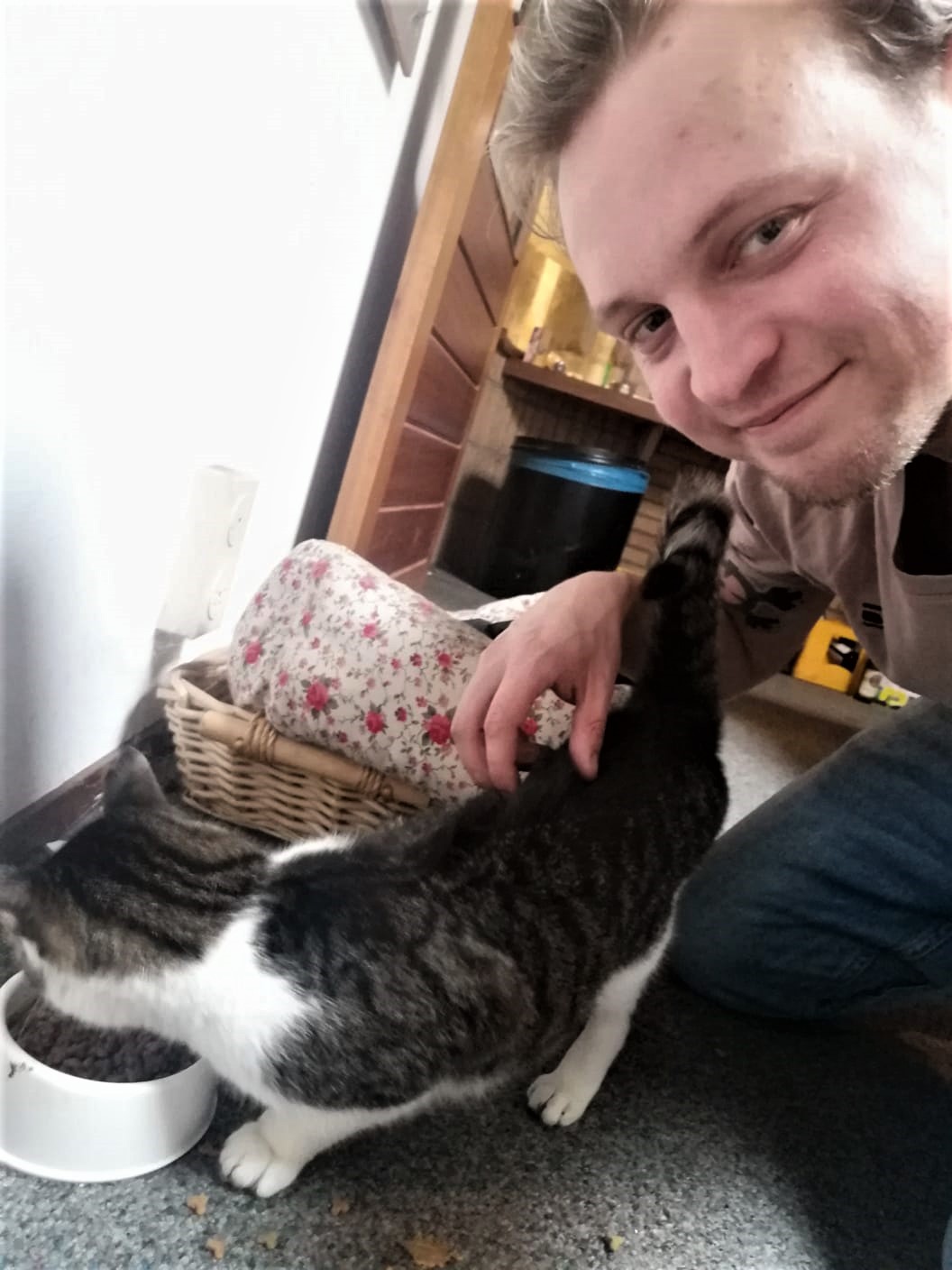 Leon Ruesink met studentenhuiskat Charlie.