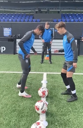 Beeld uit de video van Sam en Romano die op Instagram te zien is bij voetbalplatform 433. 