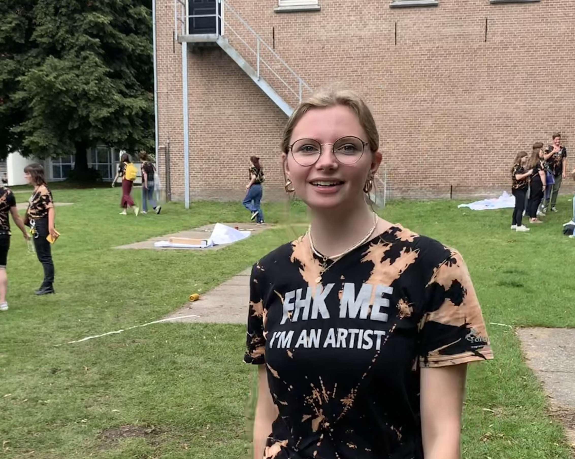 Eerstejaars Naomi in binnentuin Fontys Hogeschool voor de Kunsten.