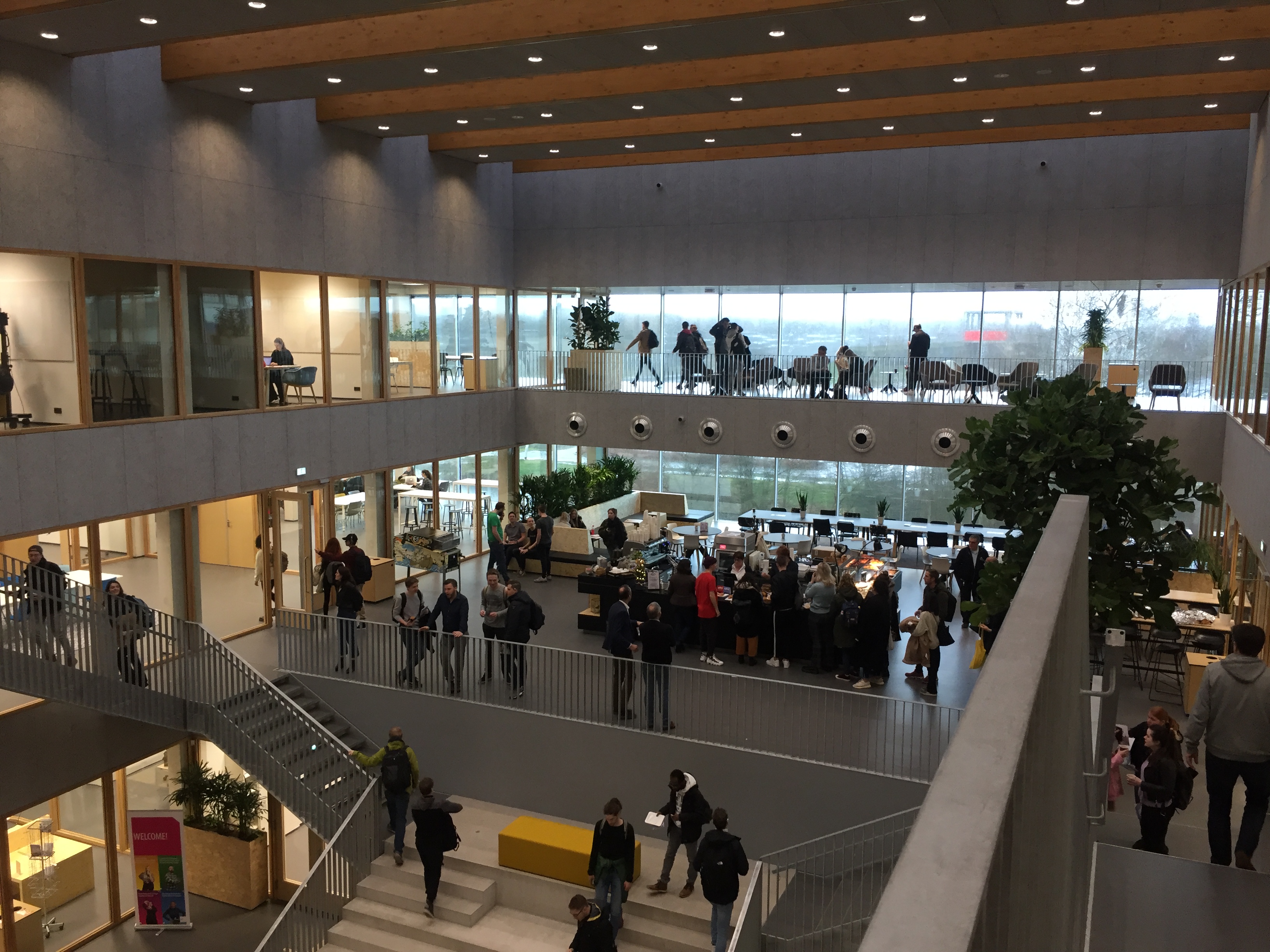 Ontmoetingsruimte in het nieuwe P8 op campus Stappegoor (voor corona).