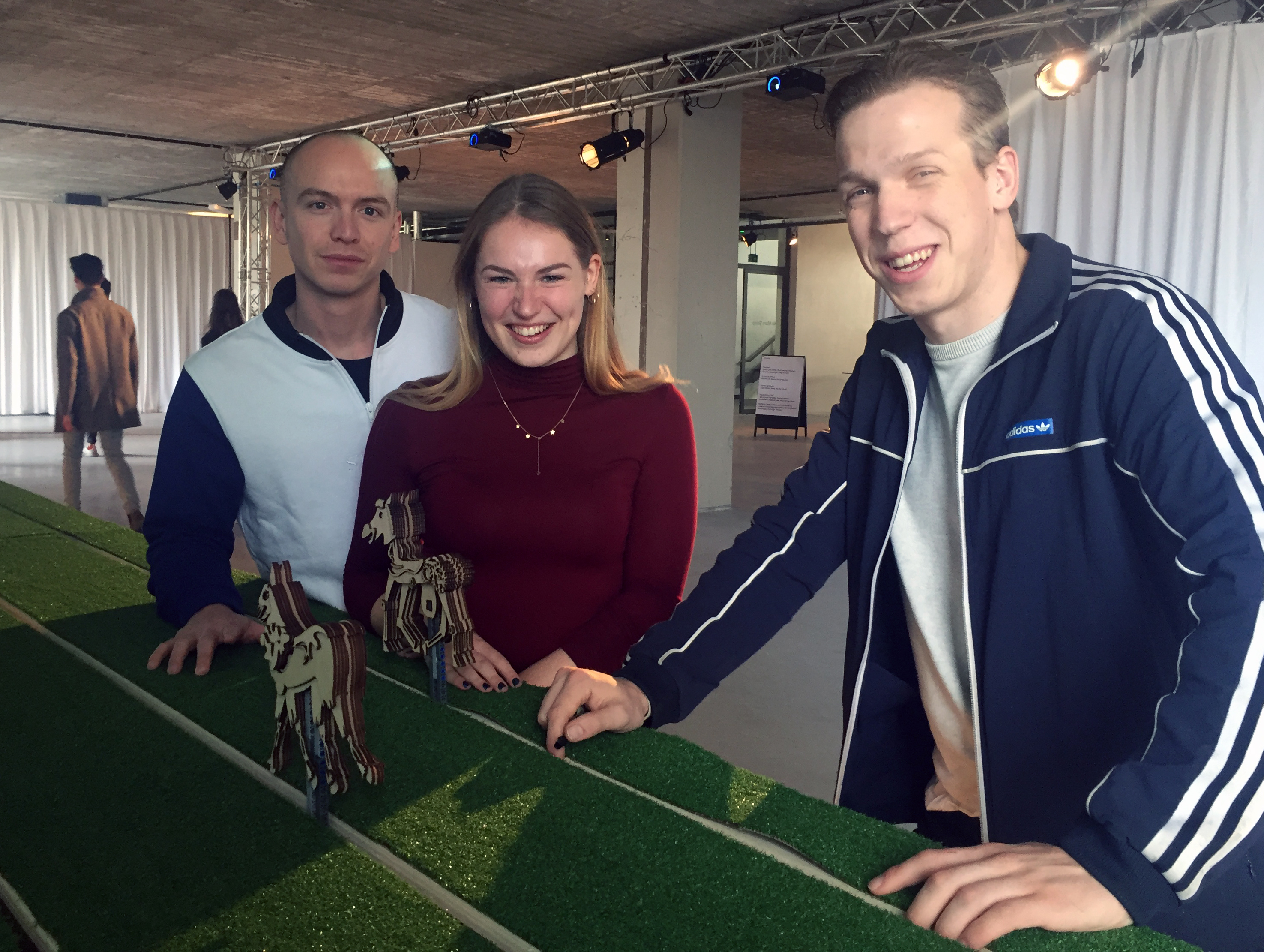 Ingo, Tessa en Tiemen bij hun paardenraces.