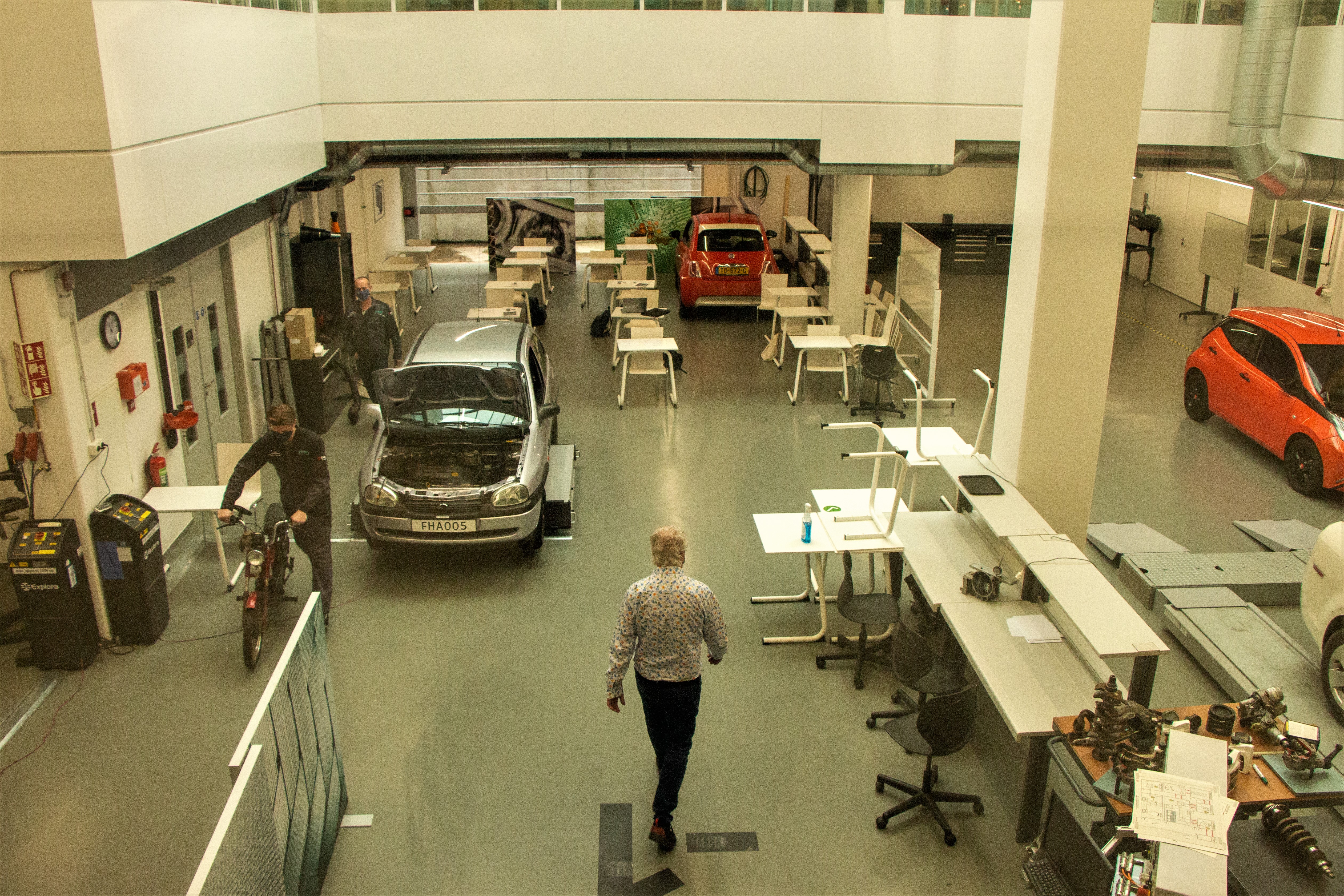 De werkplaats van Automotive is groot genoeg om voldoende afstand te kunnen houden.