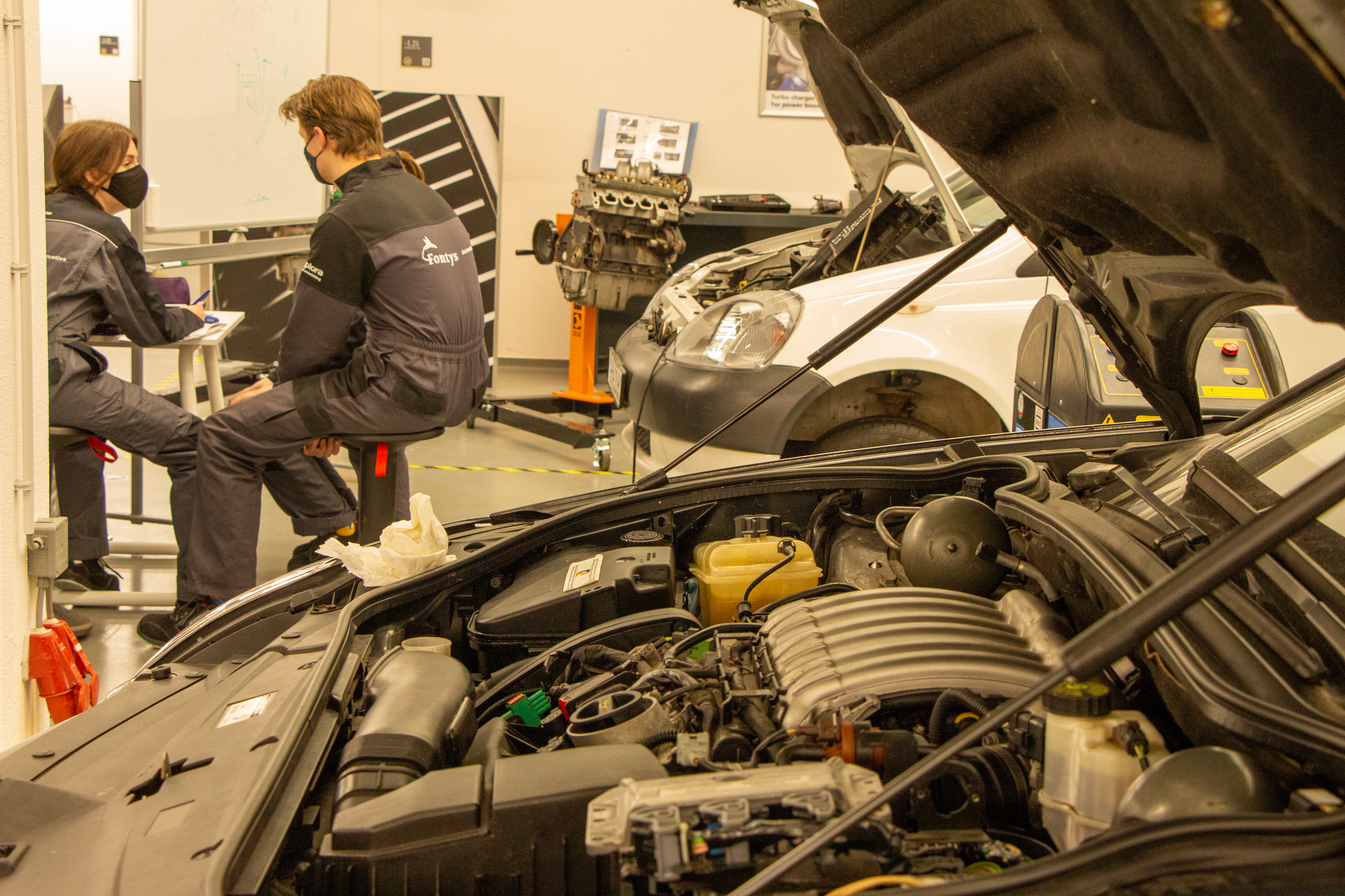 Werkoverleg tussen Automotive-studenten.