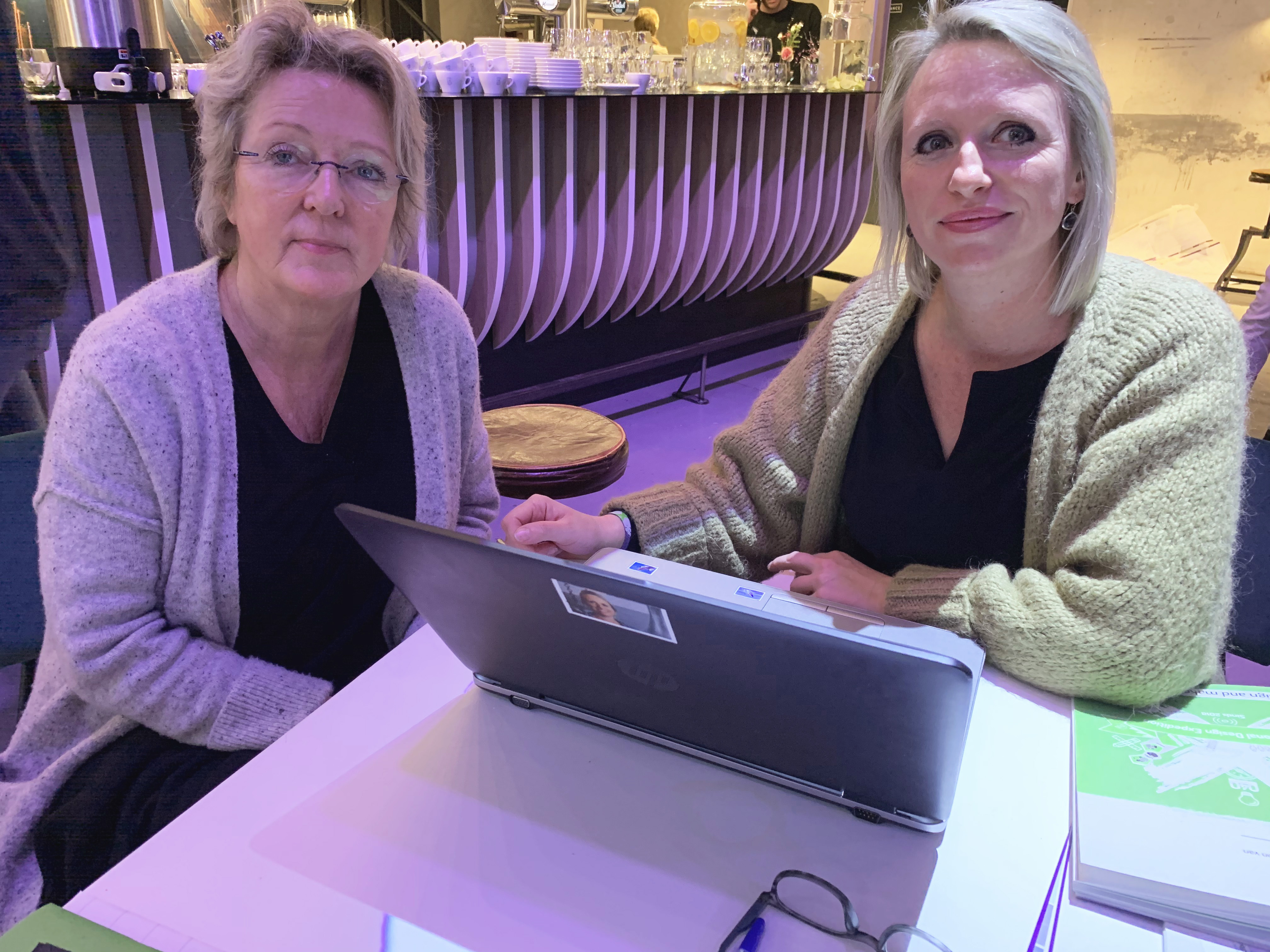Renée (l) en Femke